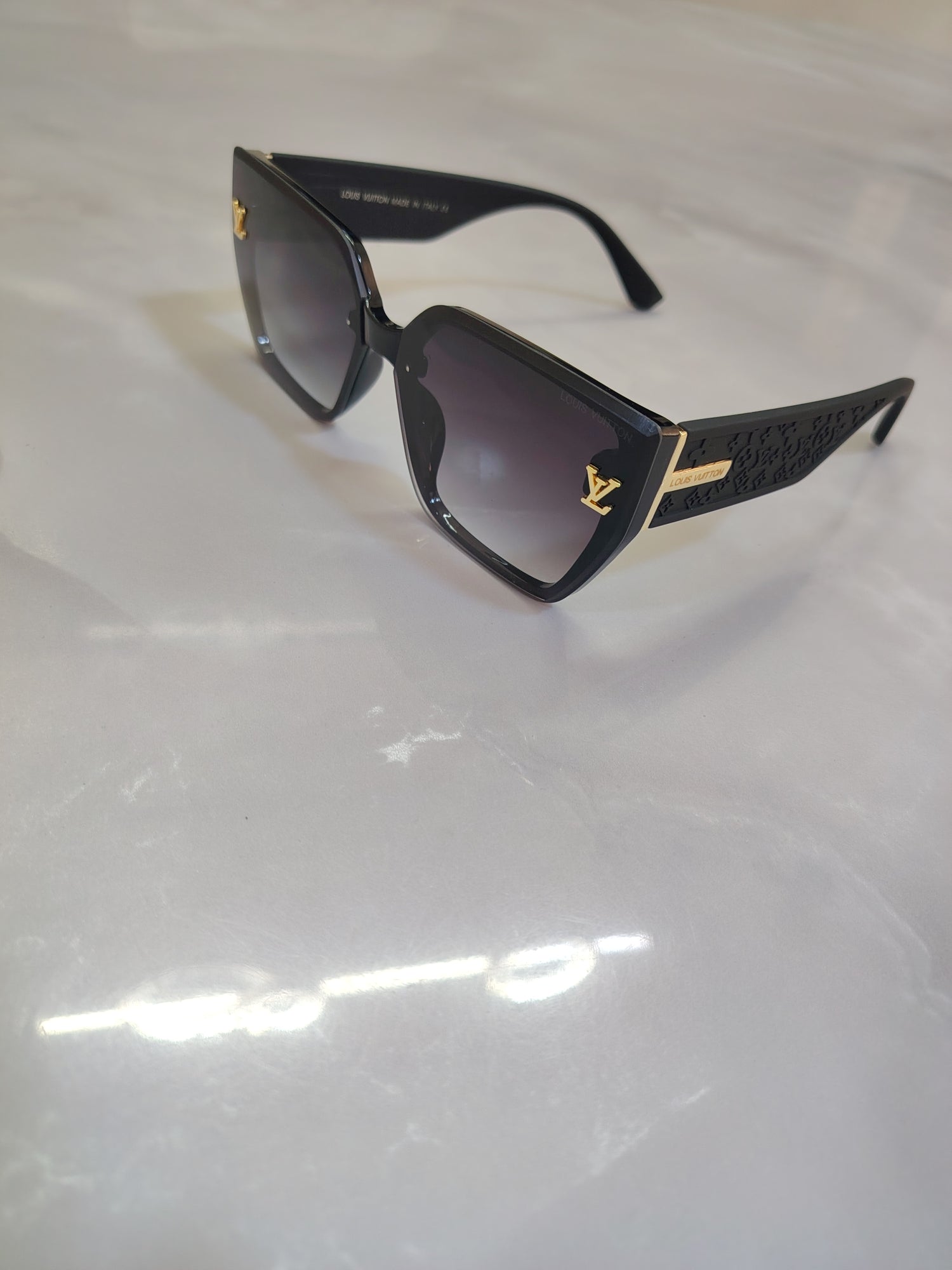 Louis Vuitton Oversized Geometric Cat-Eye Sunglasses  – Black & Gold Unisex Birthday Gift