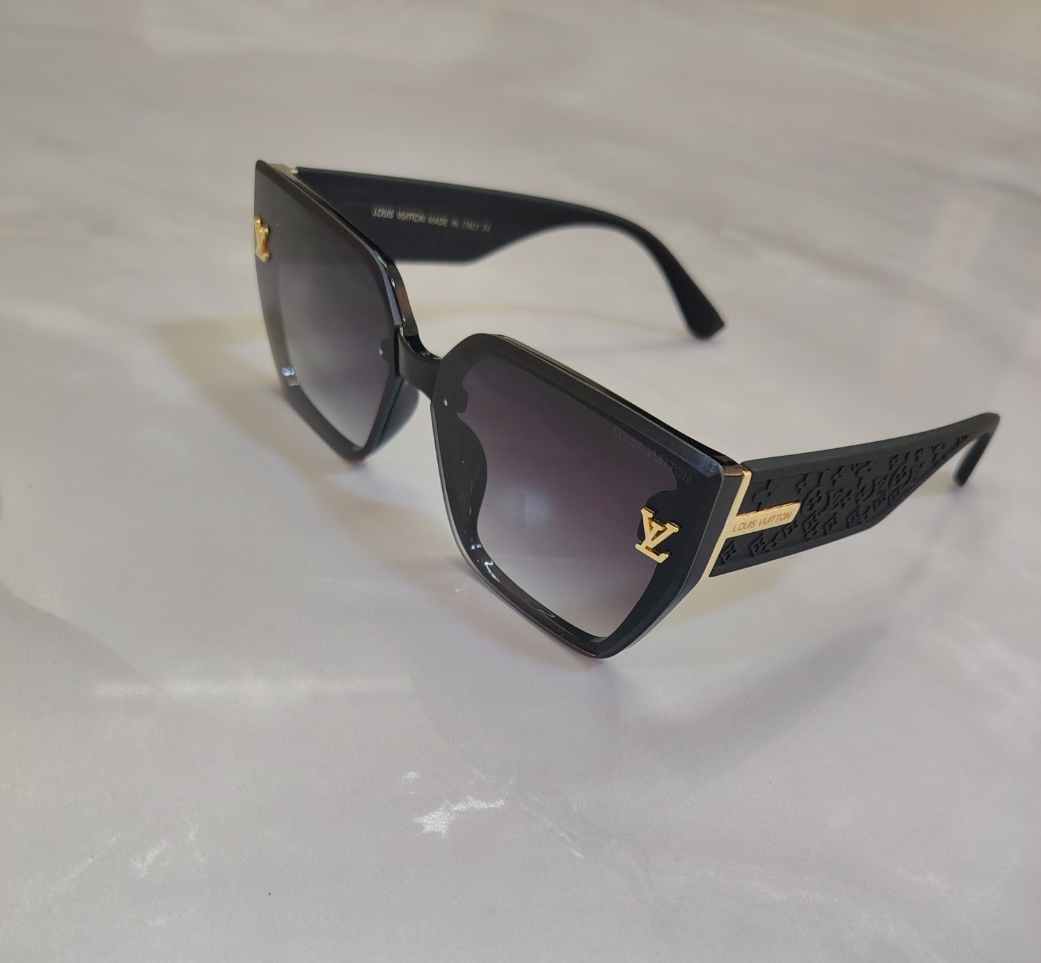 Louis Vuitton Oversized Geometric Cat-Eye Sunglasses  – Black & Gold Unisex Birthday Gift